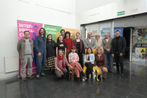 Participantes e integrantes do elenco do documental Bego&ntilde;a Caama&ntilde;o: navegar no pracer do azul durante a presentaci&oacute;n da produci&oacute;n na ESAD de Galicia, en Vigo.