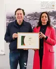 El alcalde de Ponte da Barca, Augusto Marinho, y la concejala de Turismo, Diana Sequeira, posan con el premio &ldquo;Evento del A&ntilde;o&rdquo; concedido al Mercado del Vino por la Asociaci&oacute;n de Municipios Portugueses del Vino.