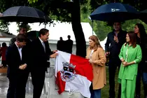Momento del descubrimiento de la placa inaugural del nuevo espacio tur&iacute;stico y de atenci&oacute;n al visitante junto a la zona ribere&ntilde;a de Ponte da Barca.