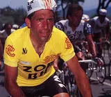 &Aacute;lvaro Pino, con el maillot amarillo de l&iacute;der de la Vuelta a Espa&ntilde;a de 1986, durante una de las etapas de la hist&oacute;rica edici&oacute;n que conquist&oacute; para el ciclismo gallego.