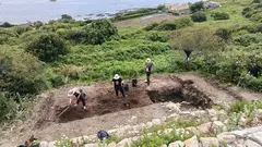 Traballos arqueol&oacute;xicos desenvolvidos no castro do Castelo dos Mouros, na illa de Ons, dentro da nova campa&ntilde;a impulsada pola Xunta de Galicia e a Universidade de Vigo para afondar no co&ntilde;ecemento da ocupaci&oacute;n castrexa e romana deste enclave hist&oacute;rico.