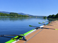 Embarcaciones de remo preparadas junto al muelle del r&iacute;o Mi&ntilde;o, en Vila Nova de Cerveira, escenario de la XIX Regata Internacional Puente de la Amistad que reunir&aacute; este s&aacute;bado a clubes portugueses y espa&ntilde;oles.