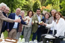 Representantes institucionales y participantes brindan con infusiones de T&eacute;Areeiro durante la celebraci&oacute;n del D&iacute;a Internacional del T&eacute; en la Estaci&oacute;n Fitopatol&oacute;gica de Areeiro, en Pontevedra.