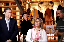 Autoridades y asistentes recorrieron la muestra inaugurada en la Loja Interativa de Turismo, donde el coleccionista Ivo Rua presenta una selecci&oacute;n &uacute;nica de trajes tradicionales y patrimonio etnogr&aacute;fico portugu&eacute;s.