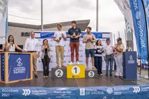 Autoridades y organizaci&oacute;n posan junto a los vencedores de la primera etapa de la 57&ordf; Solitaire du Figaro Paprec durante la entrega de premios celebrada en Vigo.