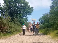 Romeiros da parroquia de Para&ntilde;os iniciaron a tradicional subida &aacute; Franqueira acompa&ntilde;ando a s&uacute;a imaxe relixiosa polos cami&ntilde;os de monte nunha das escenas m&aacute;is simb&oacute;licas das Pascuillas.