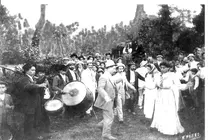 Foto da treboada liderada polo gaiteiro Benito Moure, avo dun dos gaiteiros da actual treboda Arroutada. Fonte: Publicaci&oacute;n 2&ordm; Encontro Internacional de Grupos
Tradicionais de M&uacute;sica