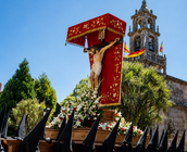 Festividade do Cristo da Agon&iacute;a en A Ca&ntilde;iza, coa imaxe procesional portada polos costaleiros diante da igrexa parroquial, nun dos actos relixiosos m&aacute;is emblem&aacute;ticos e multitudinarios das festas patronais. A. OTEIRELO.