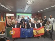 Representantes de las entidades socias y beneficiarias del proyecto europeo CILUMES Interopera posan durante la primera jornada t&eacute;cnica celebrada en Sevilla. La iniciativa, financiada por el programa Interreg POCTEP, reforzar&aacute; la cooperaci&oacute;n entre Espa&ntilde;a y Portugal para mejorar la prevenci&oacute;n y la respuesta ante los grandes incendios forestales en la frontera com&uacute;n.