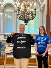 Rafa Dom&iacute;nguez recibe una camiseta conmemorativa del Club de Tenis de Mesa Monte Porreiro durante el acto de homenaje al equipo femenino tras su ascenso a la &eacute;lite del tenis de mesa espa&ntilde;ol.