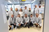 Investigadores, responsables institucionales y representantes empresariales posan en las instalaciones de la nueva unidad mixta USC-SunRock, una iniciativa que permitir&aacute; realizar en Galicia todas las fases precl&iacute;nicas necesarias para el desarrollo de nuevos medicamentos biol&oacute;gicos contra el c&aacute;ncer y enfermedades inflamatorias.