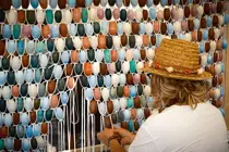 Una de las creaciones del Proyecto Bolina, impulsado por la dise&ntilde;adora y redeira Amalia Puga, que transforma las t&eacute;cnicas tradicionales de confecci&oacute;n de redes de pesca en piezas contempor&aacute;neas de dise&ntilde;o y artesan&iacute;a. La artesana participar&aacute; en el XIII Coraz&oacute;n da Artesan&iacute;a de Agolada con un taller dedicado a la creaci&oacute;n de mobiliario inspirado en el mundo marinero.