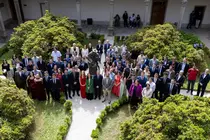 Los integrantes de la primera promoci&oacute;n del grado interuniversitario en Inteligencia Artificial posan junto a representantes acad&eacute;micos e institucionales durante el acto de graduaci&oacute;n celebrado en la Universidade de Santiago de Compostela.