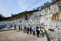 Visita de profesionales y representantes del sector a una cantera de piedra natural en Galicia, una de las actividades vinculadas a Stonegal para mostrar el potencial extractivo e industrial de una comunidad l&iacute;der en la producci&oacute;n de granito y pizarra.