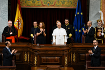 El papa Le&oacute;n XIV recibe una prolongada ovaci&oacute;n en el Congreso de los Diputados tras convertirse en el primer Pont&iacute;fice de la historia en dirigirse a las Cortes Generales de Espa&ntilde;a, durante una sesi&oacute;n conjunta del Congreso y el Senado.