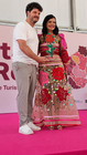 A alcaldesa de Mos, Nidia Ar&eacute;valo, entrega un obsequio ao pregoeiro desta edici&oacute;n da Festa da Rosa, o actor e humorista Touri&ntilde;&aacute;n. R. LEDO.