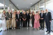 Alfonso Rueda, junto a Ernesto Pedrosa y representantes institucionales y universitarios, durante el acto de conmemoraci&oacute;n del 30 aniversario del Consello Social de la Universidade de Vigo.