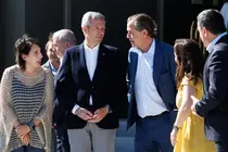 El presidente de la Xunta, Alfonso Rueda, durante su visita a la nueva sede de Hijos de Rivera en A Coru&ntilde;a, acompa&ntilde;ado por representantes de la compa&ntilde;&iacute;a y autoridades.