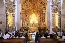 Aspecto del altar mayor de la Iglesia Matriz de Ponte da Barca tras las obras de rehabilitaci&oacute;n, inauguradas esta semana por la ministra de Cultura de Portugal, Margarida Balseiro Lopes.