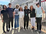 Ana Ortiz y Luisa S&aacute;nchez, junto a varios de los artistas participantes en la segunda edici&oacute;n del Galicia Fest, en el muelle de Trasatl&aacute;nticos del Puerto de Vigo.