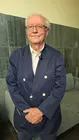 Jos&eacute; Pe&ntilde;&iacute;n, creador de la Gu&iacute;a Pe&ntilde;&iacute;n y una de las grandes figuras de la divulgaci&oacute;n vitivin&iacute;cola en Espa&ntilde;a, posa tras recibir el reconocimiento como Persoeiro de Honra de la Denominaci&oacute;n de Origen Ribeiro por su contribuci&oacute;n al prestigio y conocimiento del vino espa&ntilde;ol.