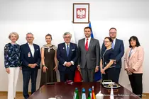 Juan Manuel Vieites, presidente de la Confederaci&oacute;n de Empresarios de Galicia (CEG) y c&oacute;nsul honorario de Polonia, posa junto al viceministro de Agricultura y Desarrollo Rural de Polonia, Adam Nowak, y representantes institucionales de ambos pa&iacute;ses durante el encuentro celebrado en Varsovia tras la entrega de la Distinci&oacute;n Honor&iacute;fica al M&eacute;rito en la Agricultura.
