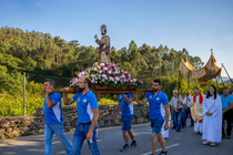 Procesi&oacute;n en honor a San Pedro durante la tradicional romer&iacute;a celebrada en la fregues&iacute;a de Vale.