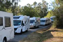 Las autocaravanas de la X Ruta Yakart &ldquo;Camino de Santiago&rdquo; avanzan en caravana durante su etapa por Sabucedo, antes de continuar rumbo a Pontevedra.