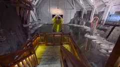 La Gruta J&oacute;zef Piłsudski guarda una de las historias m&aacute;s sobrecogedoras de Wieliczka. En este lago subterr&aacute;neo, donde anta&ntilde;o se realizaban peque&ntilde;os recorridos en barca, un accidente acab&oacute; con la vida de varios visitantes al volcar la embarcaci&oacute;n y quedar atrapados bajo ella. La elevada salinidad del agua impidi&oacute; que se hundieran, pero no evit&oacute; que murieran asfixiados. Desde entonces, los paseos desaparecieron y, junto al lago, la imagen de San Juan Nepomuceno recuerda la protecci&oacute;n que los mineros siempre buscaron frente al agua, el mayor peligro de la explotaci&oacute;n.