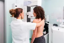 Una profesional sanitaria realiza una mamograf&iacute;a a una paciente, una de las pruebas clave para el diagn&oacute;stico precoz del c&aacute;ncer de mama y el seguimiento de las pacientes en los hospitales del Sergas.