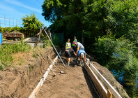 Trabajos de rehabilitaci&oacute;n en las m&aacute;rgenes del r&iacute;o Vez, donde el Ayuntamiento de Arcos de Valdevez mejora los pavimentos y pasarelas de la Ecov&iacute;a para reforzar la seguridad, la accesibilidad y la integraci&oacute;n paisaj&iacute;stica del recorrido.