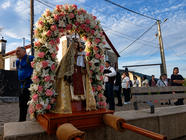 A imaxe da Virxe do Carmen, engalanada con flores, durante unha das procesi&oacute;ns celebradas na parroquia de Para&ntilde;os.