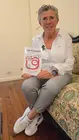 Maribel Mart&iacute;nez de Murgu&iacute;a posa con su &uacute;ltimo libro, Los cuatro juegos, una obra que da forma a la filosof&iacute;a de S&iacute;lovers y propone convertir las experiencias positivas en motor de crecimiento personal y social.