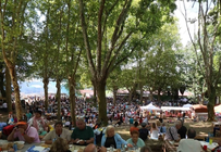 Centos de persoas re&uacute;nense cada ano na carballeira do Campo da Feira para participar na tradicional Festa do Churrasco, un dos actos m&aacute;is multitudinarios e representativos das festas patronais de Covelo.