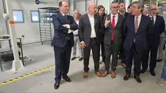 El secretario de Estado Adjunto y de Trabajo de Portugal, Adriano Rafael Moreira (izquierda) y o Jo&atilde;o Manuel Est&eacute;ves, secretario de Estado de Ambiente, compa&ntilde;ado por el alcalde de Arcos de Valdevez, Oleg&aacute;rio Gon&ccedil;alves, y directivos de Nexteam Group, recorri&oacute; las nuevas instalaciones del edificio Bojador durante el acto inaugural del complejo industrial.
