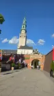 Acceso principal al santuario-monasterio de Jasna G&oacute;ra, en Częstochowa (Polonia), presidido por su emblem&aacute;tica torre campanario de 106 metros, uno de los grandes s&iacute;mbolos espirituales y nacionales del pa&iacute;s, que cada a&ntilde;o recibe a millones de peregrinos procedentes de todo el mundo.
