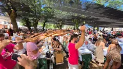 Los asadores recorren la Carballeira da Chan transportando sobre los hombros los espetos con los carneros reci&eacute;n asados hasta las mesas de los comensales, uno de los momentos m&aacute;s esperados y espectaculares de la LVII Festa do Carneiro ao Espeto de Mora&ntilde;a.