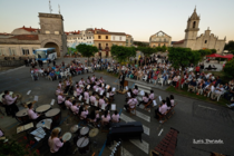 A Agrupaci&oacute;n Musical do Rosal ofrece un dos seus concertos na Praza do Calvario, convertida nun gran auditorio ao aire libre. Este mesmo espazo acoller&aacute; a retransmisi&oacute;n en directo da s&uacute;a participaci&oacute;n no World Music Contest de Kerkrade para que a veci&ntilde;anza poida acompa&ntilde;ar &aacute; banda neste hist&oacute;rico reto internacional.