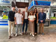 El delegado territorial de la Xunta en Lugo, Alfonso Villares (centro), durante su visita al Mercado de Abastos de Viveiro, donde present&oacute; la inversi&oacute;n de 500.000 euros destinada a la remodelaci&oacute;n integral de las instalaciones junto a representantes de los placeros y responsables del mercado.