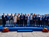 Autoridades y representantes empresariales de Galicia y del Norte de Portugal posan al t&eacute;rmino del Foro Empresarial celebrado en Baiona, donde reivindicaron una estrategia com&uacute;n para reforzar la competitividad de la Eurorregi&oacute;n y convertirla en uno de los grandes polos econ&oacute;micos del Atl&aacute;ntico europeo.