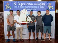 'ORION' gran vencedor de en esta edici&oacute;n, ganador de la Clase Deputaci&oacute;n de Pontevedra (Crucero Regata) recibiendo aqu&iacute; el premio de manos del Presidente del RCM Aguete, Gonzalo Carb&oacute;; fu&eacute; adem&aacute;s primero en la clasificaci&oacute;n general absoluta de ORC y ganador del Trofeo CC Jaime Janer.