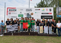 La selecci&oacute;n portuguesa celebra en el podio uno de los t&iacute;tulos conquistados en el Junior International Championship de kayak polo, disputado en Kani&oacute;w (Polonia).