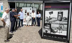 Representantes institucionais e culturais durante a inauguraci&oacute;n da exposici&oacute;n Jos&eacute; Su&aacute;rez, vida e obra no Museo do Mar de Galicia, en Vigo.