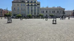 Las sillas vac&iacute;as de la Plaza de los H&eacute;roes del Gueto recuerdan a las miles de personas confinadas y deportadas desde el gueto jud&iacute;o de Cracovia, creado por los nazis en el barrio de Podg&oacute;rze. R. LEDO.