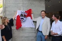 Descubrimiento de la placa conmemorativa de la renovaci&oacute;n del bar de las piscinas municipales.