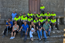 Participantes y responsables del programa piloto de formaci&oacute;n y empleo, durante la visita a los trabajos forestales desarrollados en el entorno de A Ermida, en el monte Alba.