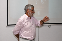 El escritor Juan Campos Calvo-Sotelo, durante la presentaci&oacute;n en Sanxenxo de su obra sobre el pirata pontevedr&eacute;s Benito Soto.
