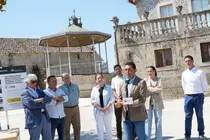 Luis L&oacute;pez destaca el car&aacute;cter transformador del Plan Extra durante la inauguraci&oacute;n de la humanizaci&oacute;n de Cabreira, acompa&ntilde;ado por la alcaldesa Marta Valc&aacute;rcel y representantes locales.