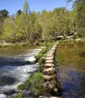 Os tradicionais Pasos de Tat&iacute;n atravesan o r&iacute;o Tea na contorna de Outerelo, unha mostra da relaci&oacute;n hist&oacute;rica entre a veci&ntilde;anza e a auga.