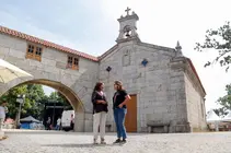 La delegada territorial de la Xunta en Vigo, Ana Ortiz, recorre la Finca de San Roque junto a una representante de la hermandad para conocer los &uacute;ltimos preparativos de la romer&iacute;a.